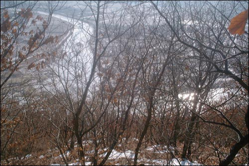 동에서 흘러오는 해란강과 남에서 흘러오는 부르하통하(우측)가 바로 산성동남쪽 아래기슭에서 합수하는 것이 내려다 보인다. 